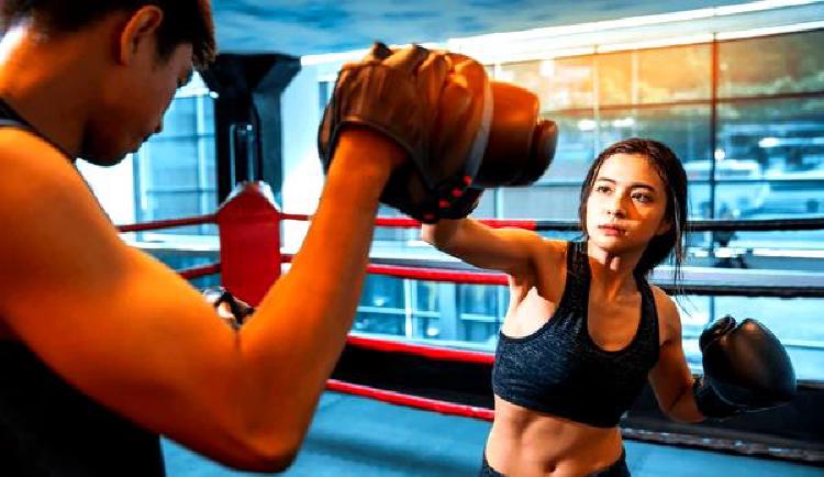 Кикбоксинг и силовые тренировки: Комплексный фитнес-режим